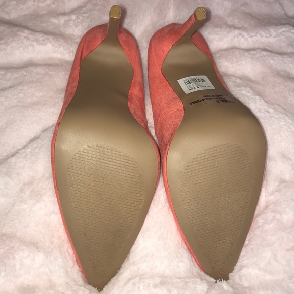 *NEVER WORN* Faux Suede Soft Orange Pointed Heels - Picture 3 of 3